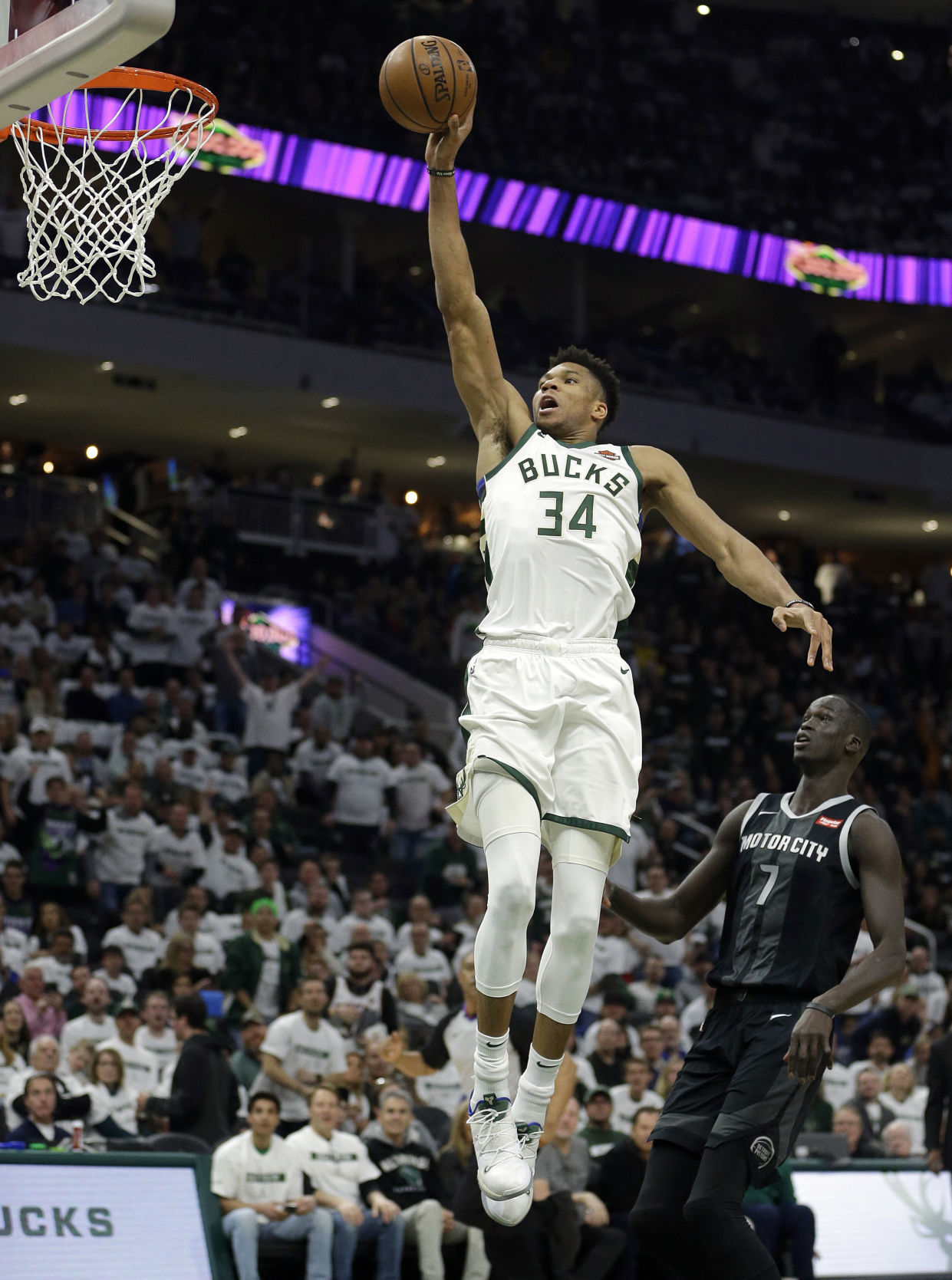 Bucks 121, Pistons 86